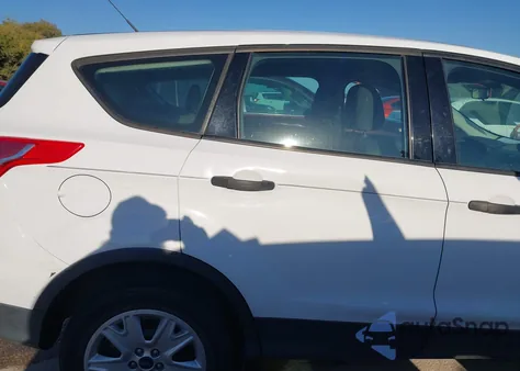 2015 Ford Escape S z USA, uszkodzony, nr VIN 1FMCU0F77FUB91239